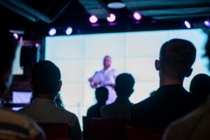 Conférence avec public et intervenant