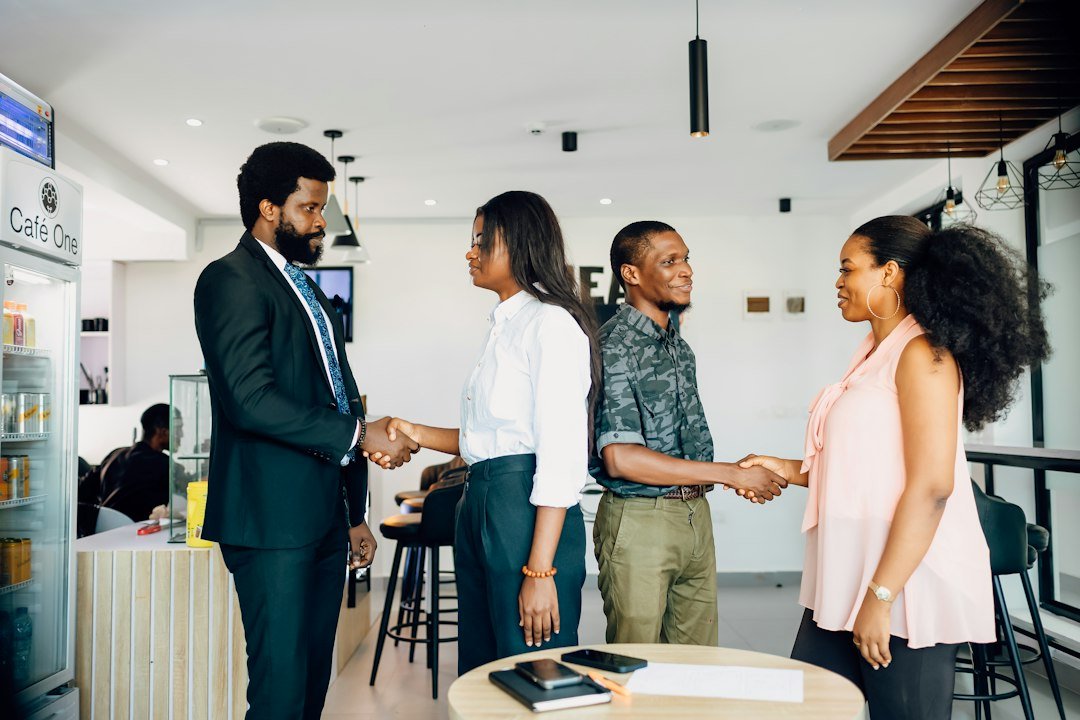 Professionnels échangeant dans le cadre d'un partenariat