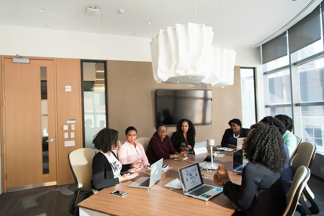 Professionnels en réunion de travail